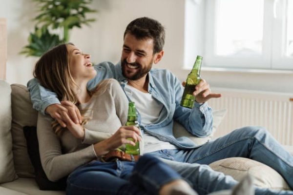 Birra ndikon në zgjimin e dëshirave seksuale tek meshkujt, ja përfitimet që nuk i njihnim