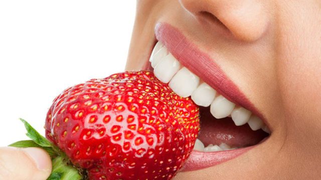 4 ushqimet që ju zbardhin dhëmbët në mënyrë natyrale