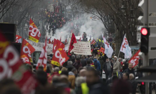 Protesta për moshën e pensionit/ Francezët mbushin rrugët dhe sheshet