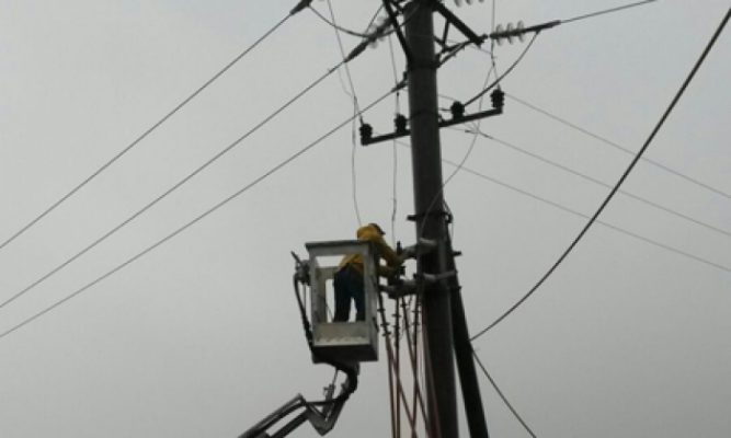 Stuhitë lënë pa energji elektrike disa fshatra në juglindje