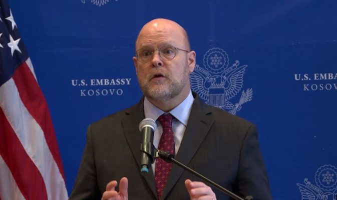 Ambasadori amerikan në Prishtinë: Nuk mbështesim marrëveshje që kërcënon sovranitetin e Kosovës