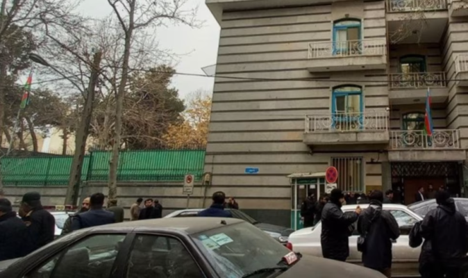 Një person qëllohet për vdekje në Ambasadën e Azerbajxhanit në Iran