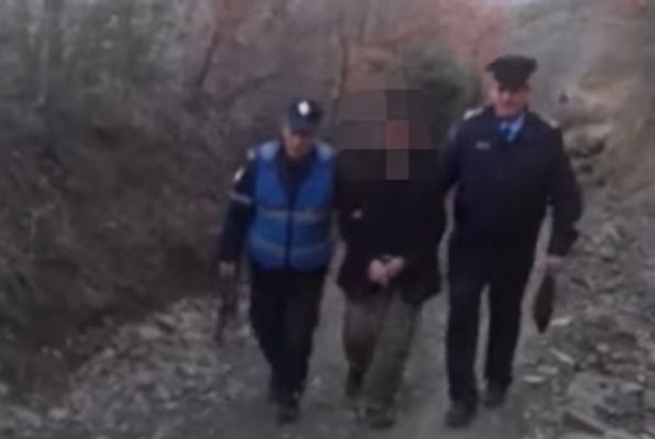 Video- Del momenti i arrestimit të 80-vjeçarit që vrau vëllain dhe bashkëshorten