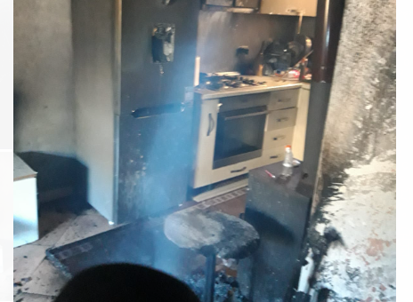 Shkrumbohet nga zjarri banesa në Elbasan/ Rrezikohet jeta e pjesëtarëve të familjes