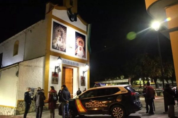 Sulmohen dy kisha në Spanjë/ Agresori plagos rëndë me hanxhar klerikun dhe vret një punonjës