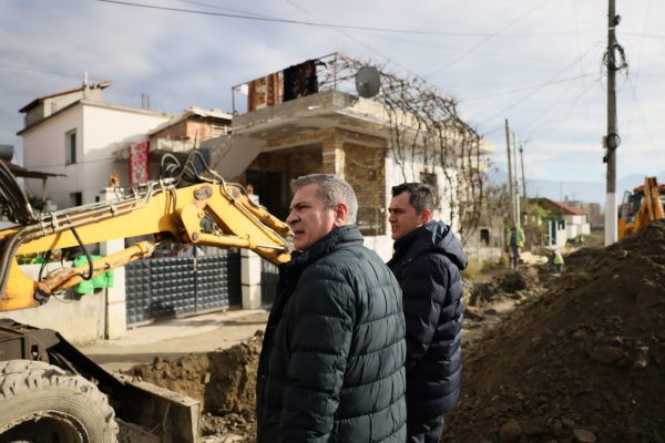 Gjiknuri dhe Llatja inspektojnë rehabilitimin e plotë të rrugës në lagjen “5 Maji”: Motoja jonë është puna, të tjerët ofrojnë thjeshtë luftë politike