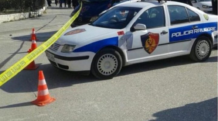 Aksident në Korçë/ Makina përplas 16-vjeçarin teksa kalonte rrugën, dërgohet menjëherë në spital