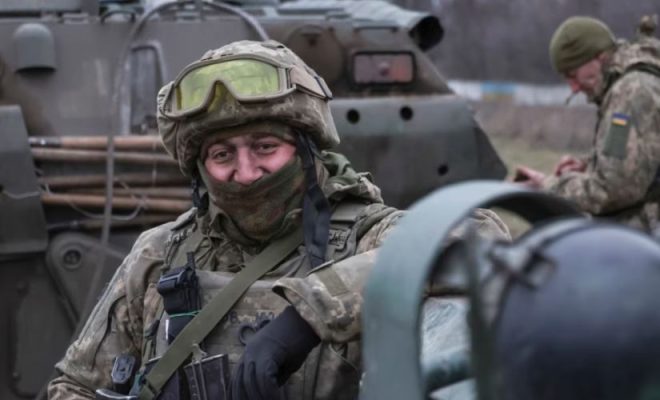 Ekuipazhet ukrainase të tankeve mbërrijnë në Britani për stërvitje