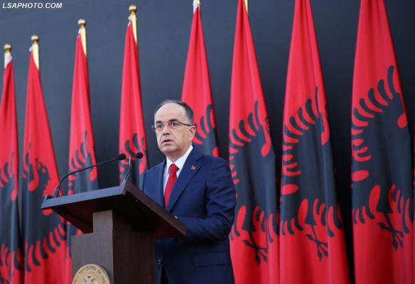 “Shqiptarët, kriminelë që duhen larguar”/ Presidenti Begaj iu përgjigjet qëndrimeve fyese të ministrit britanik të Emigracionit