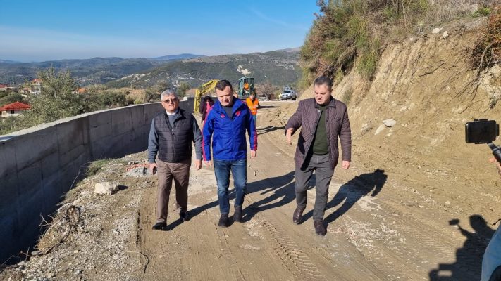 Në qershor gati për turistët/ Balla inspekton punimet për rikonstruksionin e rrugës që lidh autostradën me Parkun Arkeologjik të Bylisit
