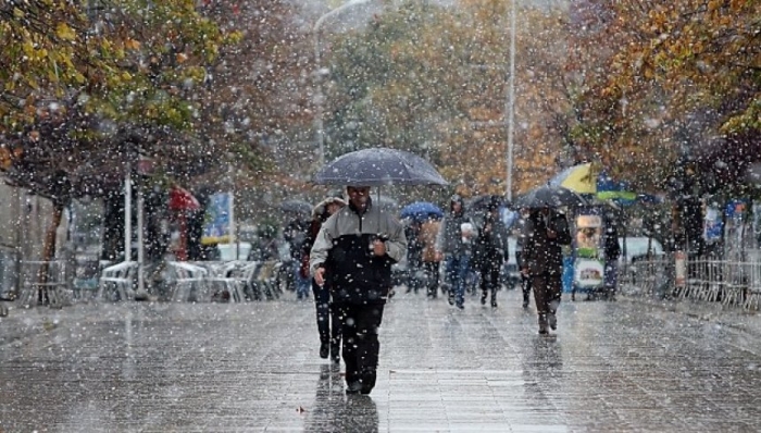 Reshje shiu dhe stuhi dëbore/ Peleshi: Ka rrezik përmbytjesh