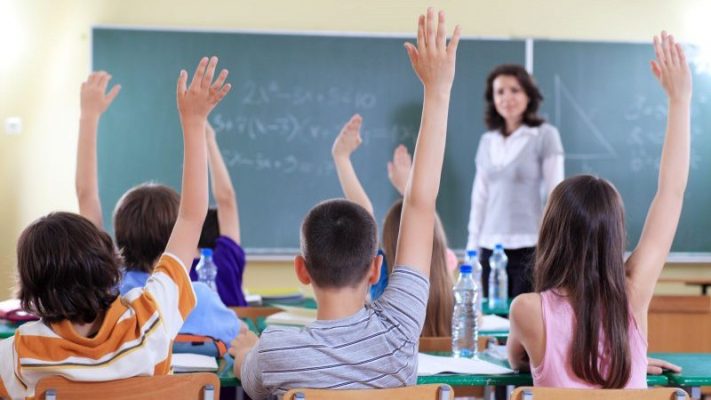 Sfida me klasat kolektive/ Nxënësit mësojnë “me turne”, Ministria kërkon t’i mbyllë