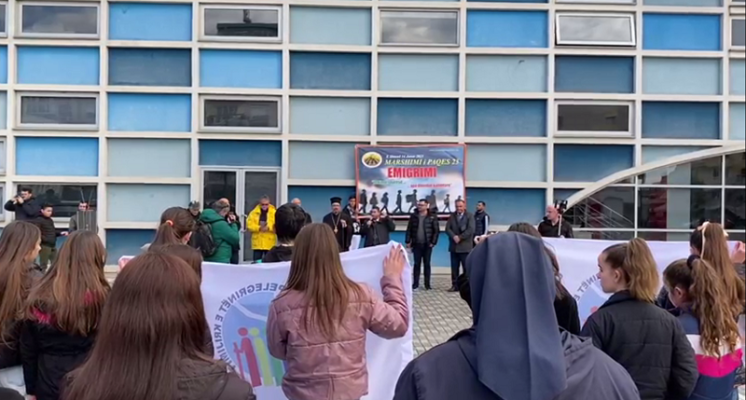 Marshim kundër emigrimit në Elbasanit, klerikët apel për zgjidhjen e situatës