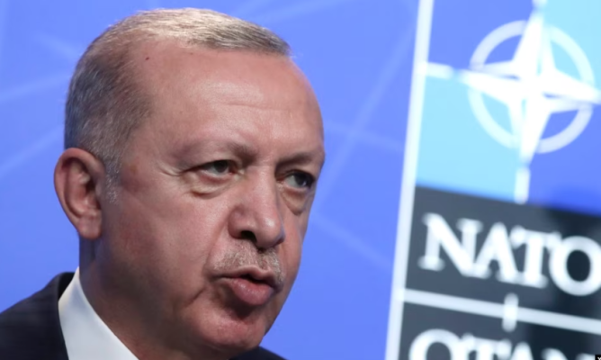 Erdogan kushtëzon pranimin e Suedisë dhe Finlandës në NATO me ekstradimin e “terroristëve”