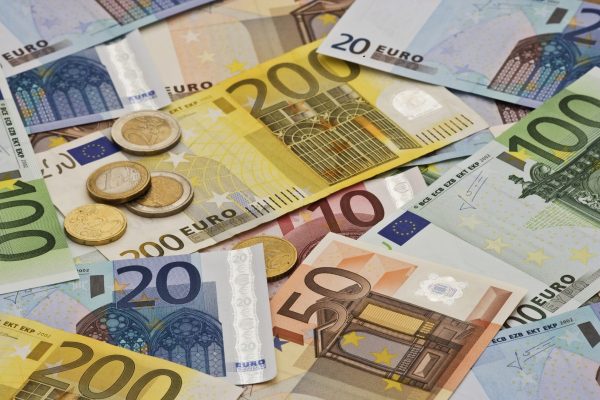 Euro rikthehet fuqishëm/ Monedha europiane u këmbye këtë të premte me 117.4 lekë