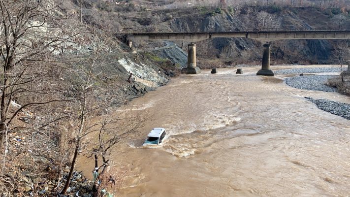 E frikshme/ Makina del nga rruga kombëtare dhe përmbyset në lumin Shkumbin