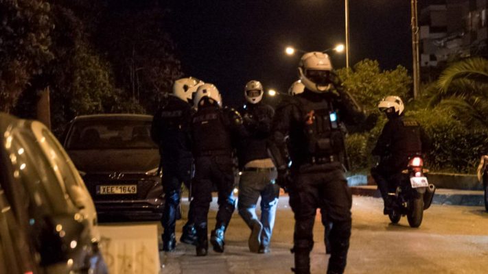 Çmenduri në rrugë/ Dy të rinjtë shqiptar dhe grek thyejnë traun e pagesës së autostradës pas ndjekjes nga policia
