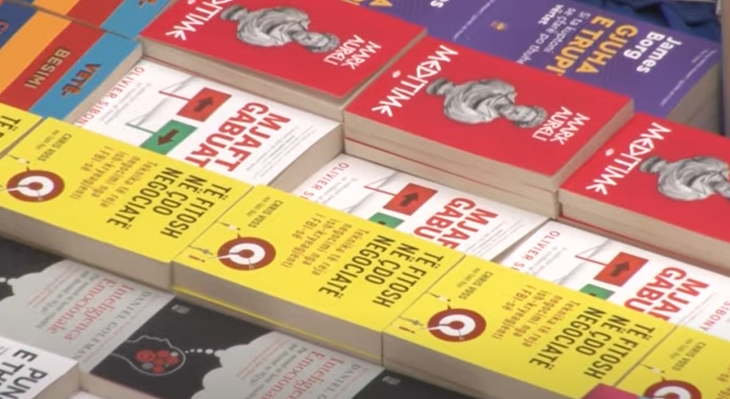 “Të hiqen taksat për librin”/ Botuesit propozojnë ndryshimin e ligjit