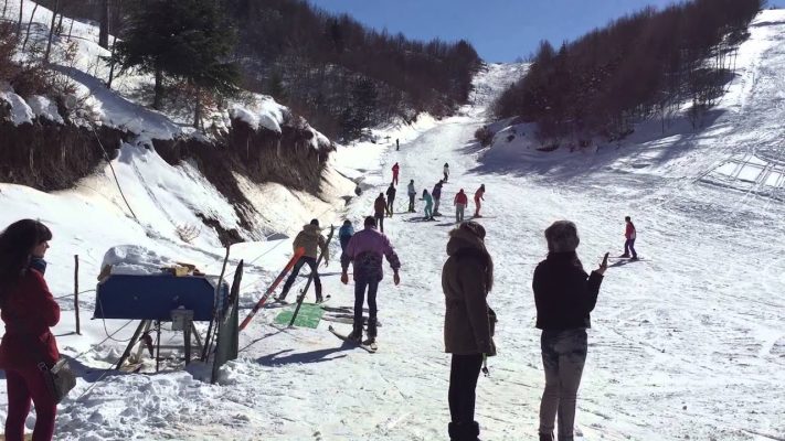 Turistët, për ski në Dardhë/ Pista e vetme në Shqipëri pret të apasionuarit pas sporteve dimërore
