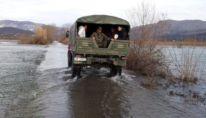 Përmbytjet në qarkun e Shkodrës/ Ushtria transporton njerëzit në Obot
