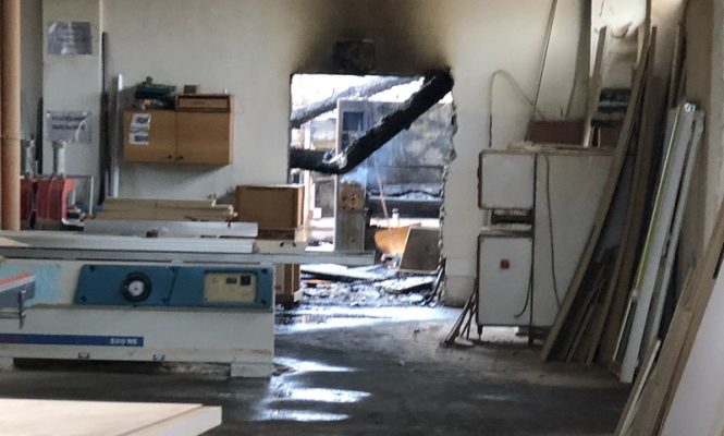 Digjet mobileria në Pogradec, zjarri rrezikoi disa banesa