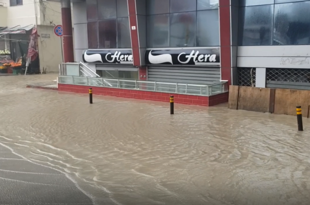 Përmbyten dy lagje në Durrës/ Uji kalon trotuaret në rrugët kryesore të qytetit