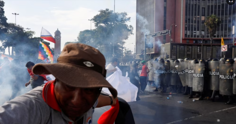 Mijëra protestues në Peru përplasen me policinë