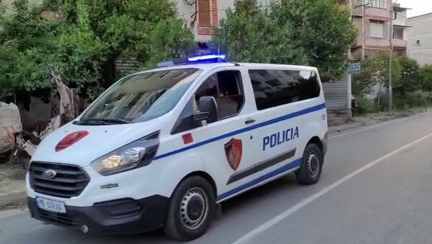 Plagoset me armë zjarri 40-vjeçari në Vlorë, dërgohet me urgjencë në spital