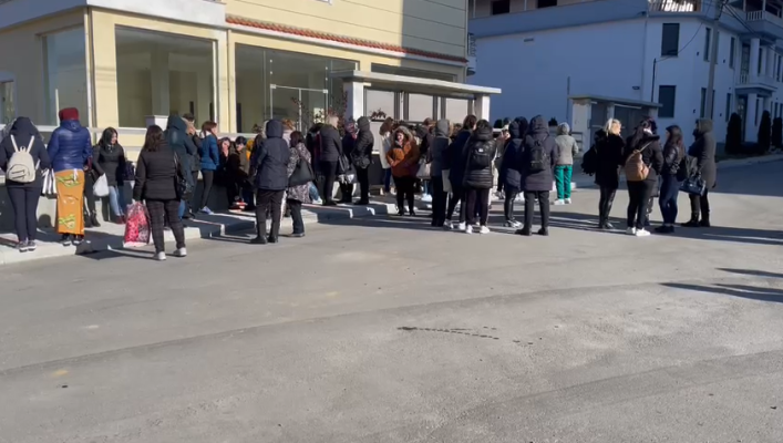 Përgjysmim të rrogës mujore dhe refuzim të lejes vjetore/ Punonjëset e fasonerisë në Bilisht dalin në protestë
