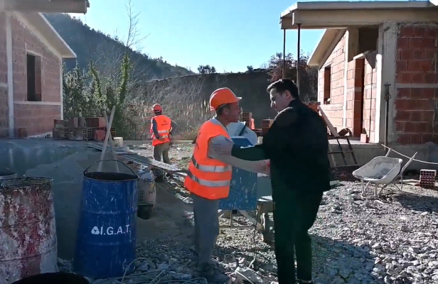 Gati shtëpitë për 30 familje/ Erion Veliaj inspekton lagjen e re në Pezë
