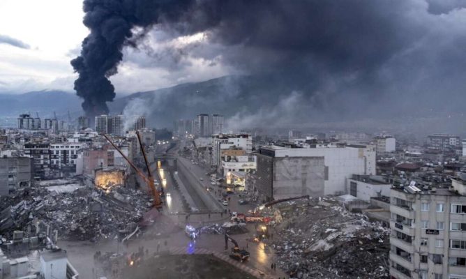 Bilanc biblik/ Mbi 5 mijë të vdekur deri tani në Turqi, mijëra të zhdukur nën rrënoja, spitalet në kaos nga të plagosurit