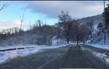 Reshjet e dëborës/ Prani ngricash në rrugën e Arbrit, kalimi në disa zona të Korçës bëhet vetëm me zinxhirë