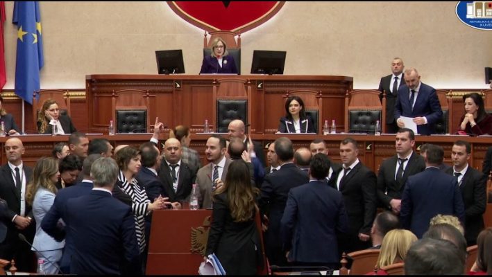 Opozita do “kokën” e Lindita Nikollës; përjashtohen 8 deputetët e PD që bllokuan foltoren