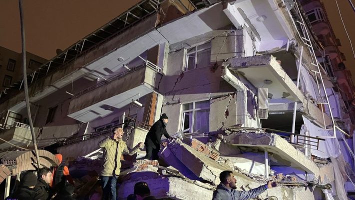 Bilanci tragjik nga tërmeti/ Regjistrohen 600 viktima dhe mbi 3 mijë të plagosur në Turqi