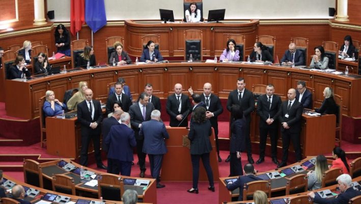 Bilbila dhe bllokim i foltores/ Përjashtohen 6 deputetë të tjerë të grupit të Berishës