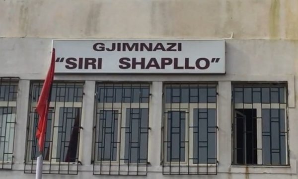 Nxënësit bojktojnë mësimin në Gjirokastër/ Shkak kushtet në shkollë