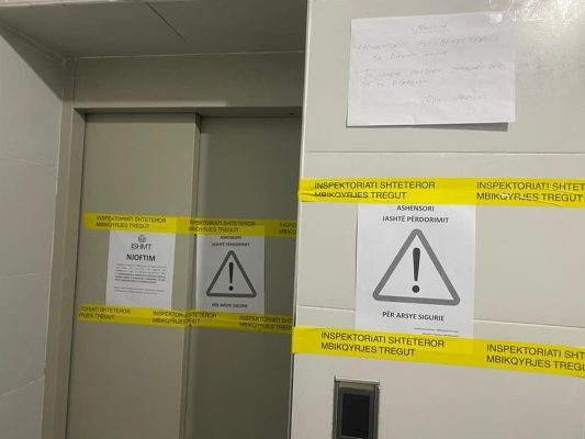 Incidenti me ashensorin në Tiranë/ Reagon Inspektoriati i Mbikqyrjes: Defekti për shkak të mbingarkesës