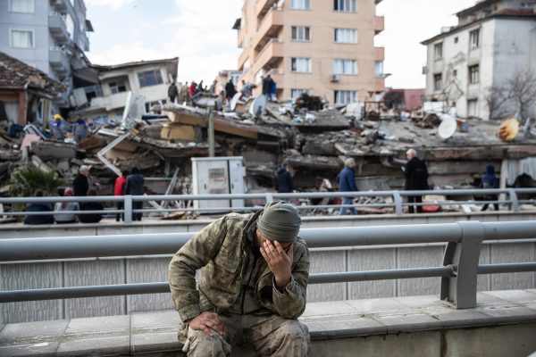 Mbi 6300 të vdekur nga tërmeti në Turqi e Siri, të mbijetuarit ‘në luftë’ me kohën dhe të ftohtin