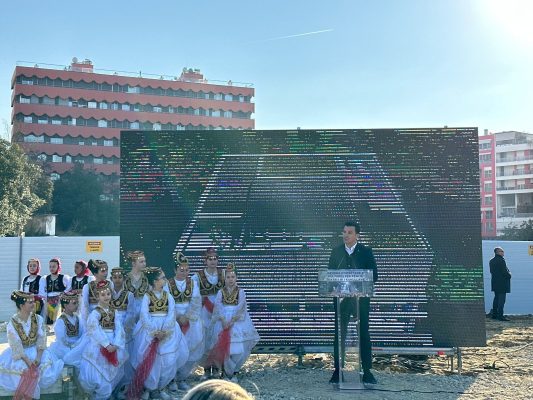 Hidhet guri i themelit për Qendrën Kombëtare të Kulturës për Fëmijë, Veliaj: “Stoli e shtuar për qytetin dhe Parkun e Liqenit Të Tiranës”