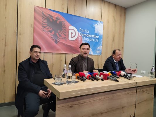 Alibeaj prezanton kandidatin për vendoret në Korçë/ “Shigjeton” Berishën: Mos i bëj presion gjykatës me mitingje