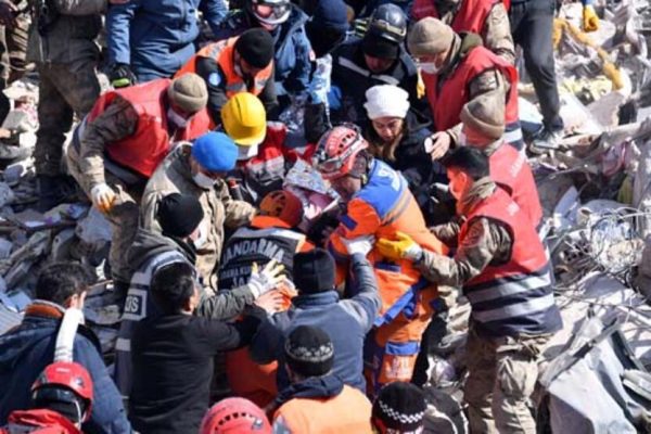 Mrekulli pas 200 orësh nën rrënoja në Turqi, nxirret e gjallë vajza 26-vjeçe, por bilanci i viktimave shkon mbi 41 mijë