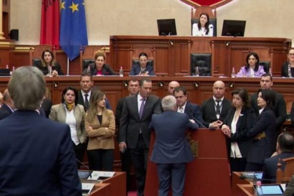 4 orë me bilbil/ PS kërkon përjashtimin e 6 deputetëve të grupit të Berishës