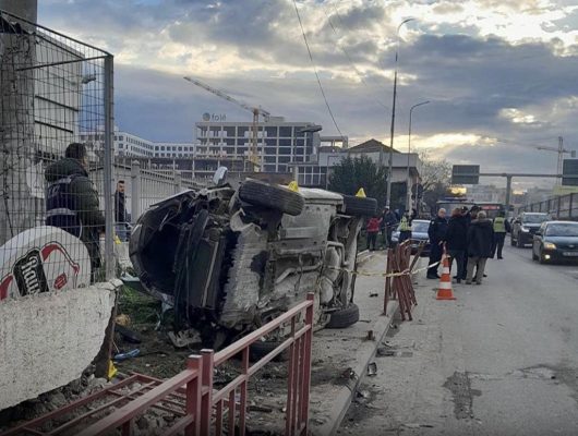 Aksident me vdekje në Tiranë/ Përplasen dy makina, plagosen shoferët, humb jetën pasagjeri (EMRAT)