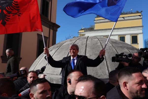 Kronologjia e protestës së opozitës; dy orë fjalime dhe marrshime, pak incidente dhe “blindimi” i Berishës
