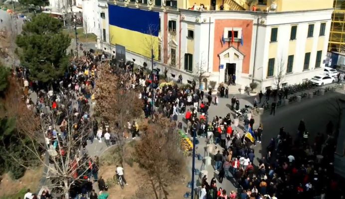 Tirana solidarizohet me Ukrainën/ Marshim në një vjetorin e nisjes së agresionit rus