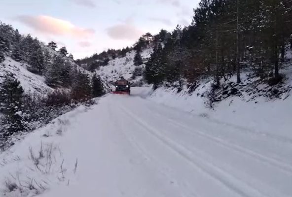 Juglindja nën pushtetin e dëborës/ Probleme në zonat malore, policia apel drejtuesve të mjeteve