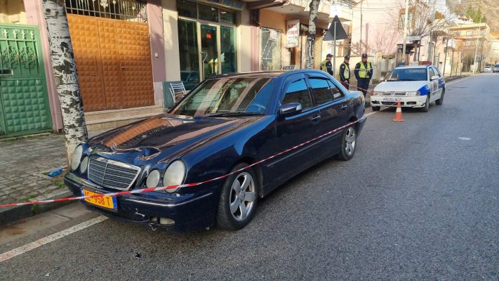 Taksia përplas 45-vjeçaren në Pogradec