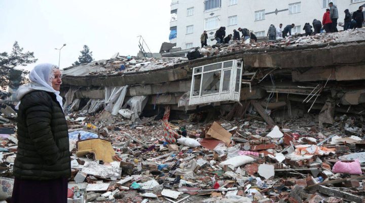 Mbi 1500 viktima deri tani/ Zhduket nën rrënoja ekipi i volejbollit në Turqi
