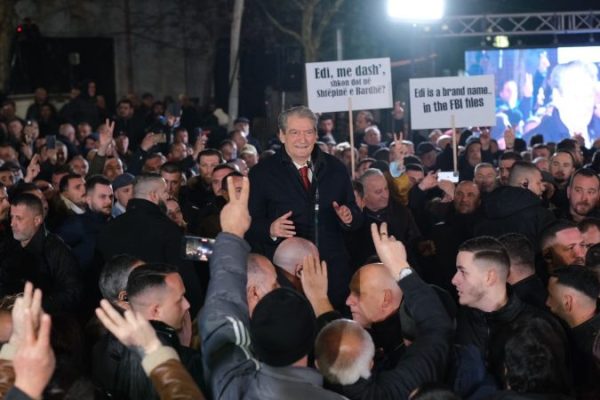 Pas gati dy orësh mes tensioneve dhe përplasjeve/ Mbyllet protesta e opozitës para Parlamentit