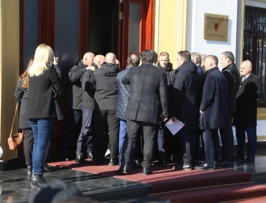 Garda ndalon futjen e deputetëve të përjashtuar në Kuvend
